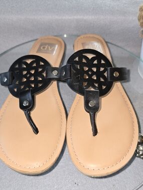 DV by Dolce Vita Gester Black Leather Cutout Thong Sandals Women 7 Vacation